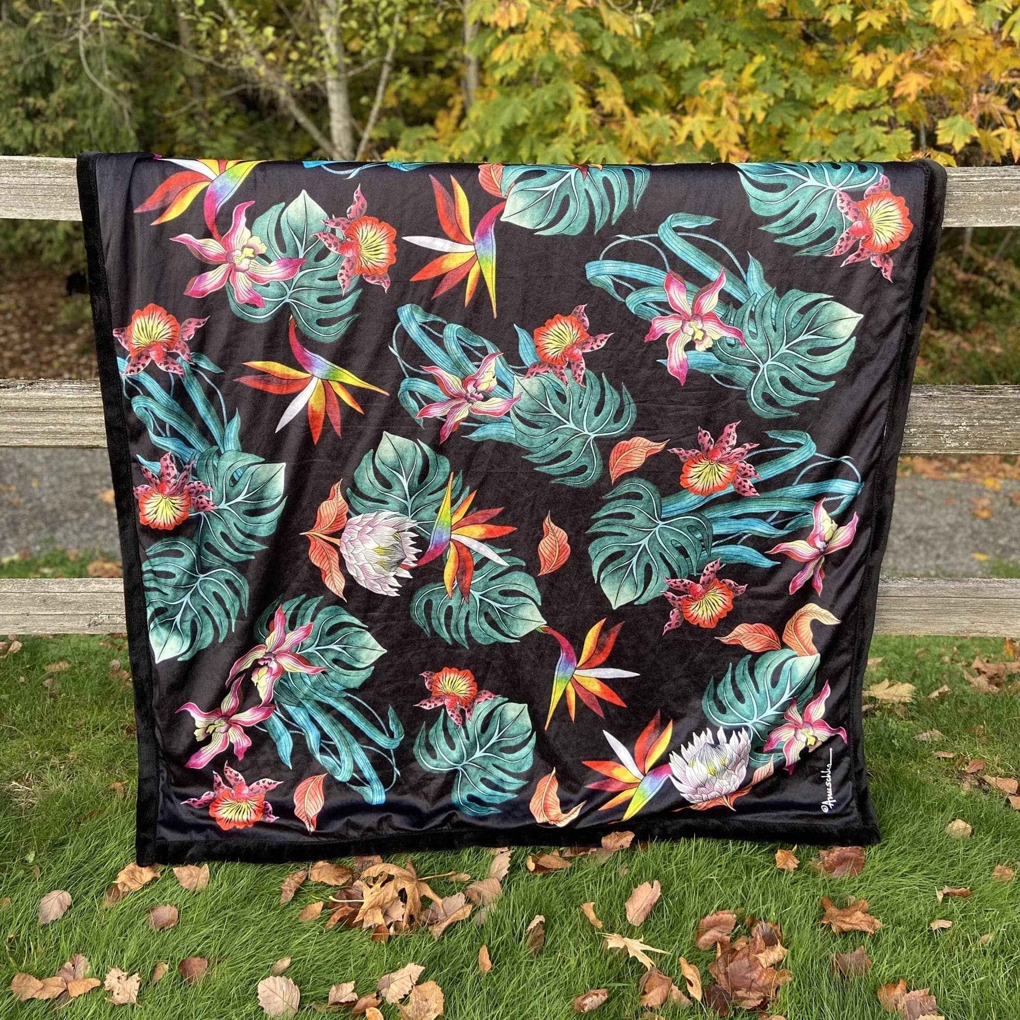 Anuschka Style 3305, Printed Printed Plush Throw. Island Escape Black print